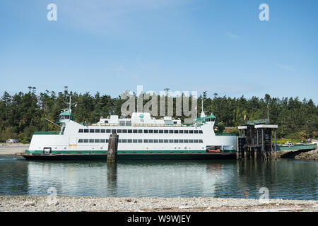 Dello stato di Washington Kennewick traghetto lascia il traghetto Coupeville dock rotta per Port Townsend. Whidbey Island e della Penisola Olimpica. Washingto Foto Stock