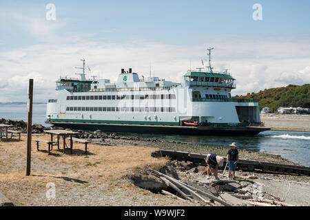 Dello stato di Washington Kennewick traghetto lascia il traghetto Coupeville dock rotta per Port Townsend. Whidbey Island e della Penisola Olimpica. Washingto Foto Stock