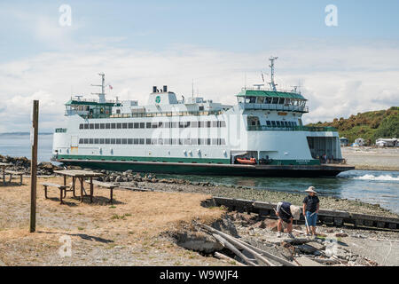 Dello stato di Washington Kennewick traghetto lascia il traghetto Coupeville dock rotta per Port Townsend. Whidbey Island e della Penisola Olimpica. Washingto Foto Stock