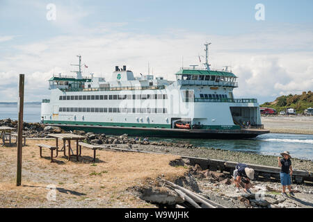 Dello stato di Washington Kennewick traghetto lascia il traghetto Coupeville dock rotta per Port Townsend. Whidbey Island e della Penisola Olimpica. Washingto Foto Stock