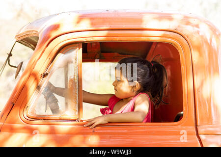 Bambina giocando a guidare i camion Cargo Foto Stock