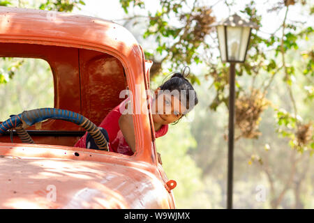 Bambina giocando a guidare i camion Cargo Foto Stock