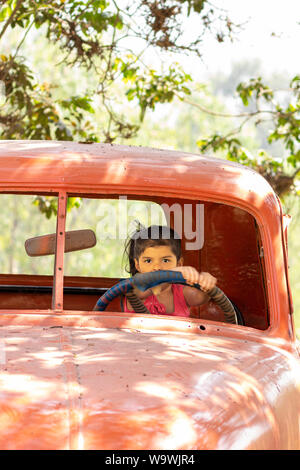 Bambina giocando a guidare i camion Cargo Foto Stock