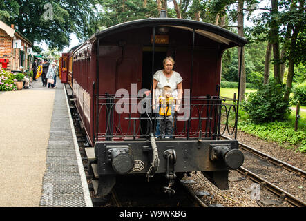 Donna e bambino in vacanza a cavallo su un carrello vittoriana lungo la North Norfolk Heritage ferrovie a vapore Foto Stock