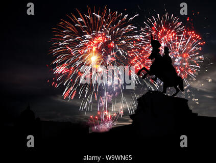 Statua equestre di Arciduca Karl, Heldenplatz- Piazza degli Eroi con i fuochi d'artificio in background Foto Stock