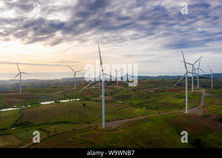 Le turbine eoliche e campi agricoli in un giorno di estate - Produzione di energia con energia pulita e rinnovabile - aerial shot Foto Stock