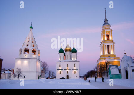 Piazza Sobornaya in inverno al tramonto. Kolomna, Russia Foto Stock