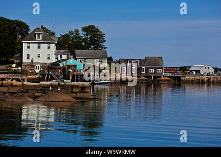 Case lungo il litorale di STONINGTON una aragosta importante porto peschereccio e turistico - Isola di cervi, MAINE Foto Stock