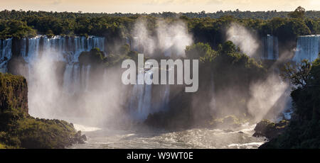 Bella vista delle Cascate Iguazu River nella soleggiata giornata estiva. Foz de iguaçu divide il confine tra Brasile e Argentina ed è uno dei Seve Foto Stock