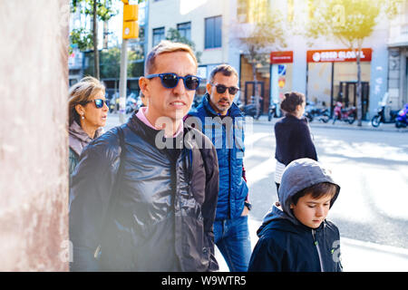 Barcellona, Spagna - 14 Nov 2017: gruppo di turisti adulti indossando occhiali da sole nel centro di Barcellona a scoprire la città Foto Stock