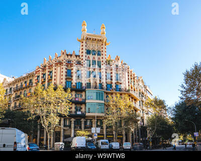 Barcellona, Spagna - 14 Nov 2017: Bella decorato appartamento nel centro di Barcellona con il cielo blu chiaro Foto Stock