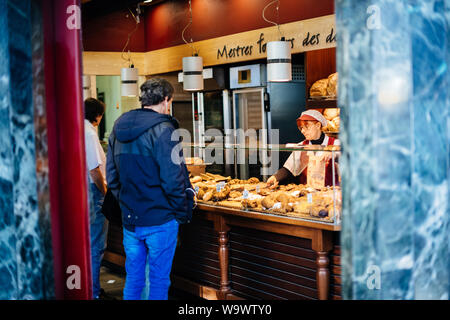 Barcellona, Spagna - 14 Nov 2017: vista laterale dell'uomo shopping per il pane fresco e altri dolci al tradizionale Brioixeria spagnolo Foto Stock