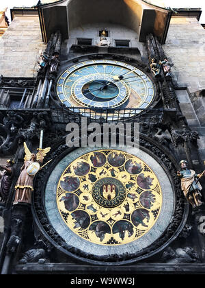 Vista l'orologio astronomico, costruito nel 1410, è il terzo più antico orologio astronomico nel mondo e situato a Praga, Repubblica Ceca Foto Stock