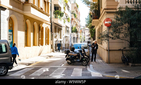 Barcellona, Spagna - 14 Nov 2017: scena reale spagnola street nel centro di Barcellona con i pedoni a camminare su un autunno freddo giorno Foto Stock