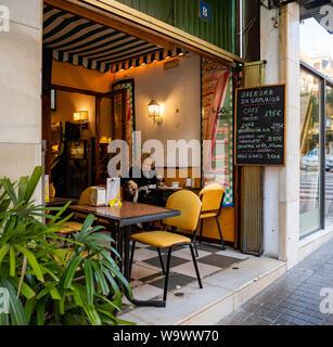 Barcellona, Spagna - 14 Nov 2017: Senior spagnolo donna seduta lonely presso il cafe spagnolo con vista sul viale Foto Stock