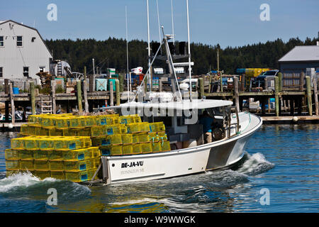 Un astice barca da pesca di testa fuori di STONINGTON un importante destinazione turistica - Isola di cervi, MAINE Foto Stock