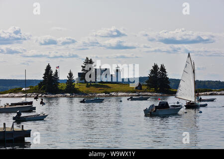 EGGEMOGGIN faro e barche ancorate vicino all isola di cervi, MAINE Foto Stock