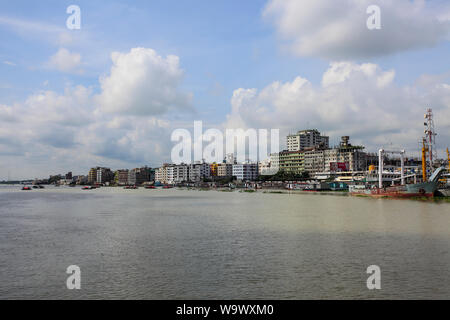 Il porto della città Narayanganj sulla banca del fiume Shitalakshya. Narayanganj, Bangladesh. Foto Stock