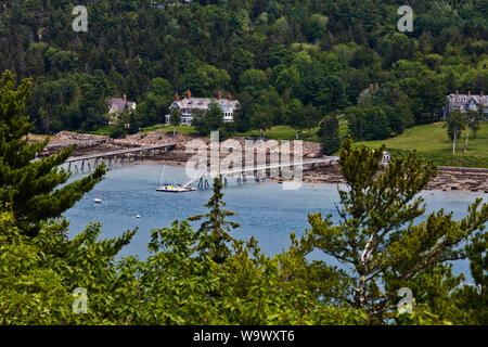 Vista dalla passeggiata fino alla cima di una collina sull isola deserta - Parco nazionale di Acadia, MAINE Foto Stock