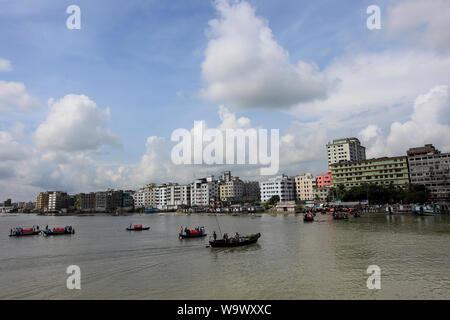 Il porto della città Narayanganj sulla banca del fiume Shitalakshya. Narayanganj, Bangladesh. Foto Stock