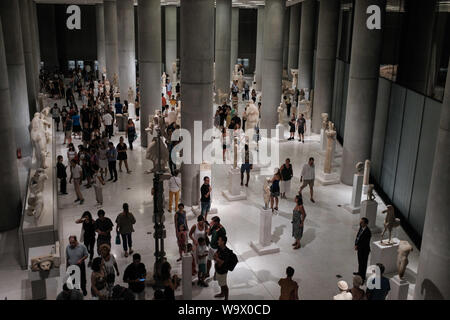 Atene, Grecia. Il 15 agosto, 2019. La gente visita il museo di Acropoli in celebrazione del mese di agosto in luna piena di Atene, in Grecia, il 15 agosto 2019. La Grecia ha celebrato il giovedì di agosto luna piena offrendo l'ingresso gratuito ai siti archeologici, monumenti e musei di tutto il paese sotto gli auspici del ministero greco della Cultura e dello sport. Per andare con "siti archeologici e i musei in tutta la Grecia celebrare agosto luna piena' Credit: Nick Paleologos/Xinhua Foto Stock