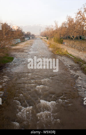 Livello basso di acqua sul fiume Mapocho, in esecuzione attraverso Santiago del Cile Foto Stock