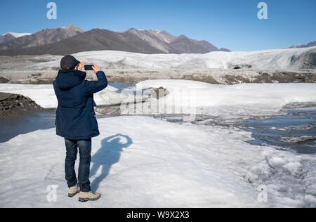 Ingresso di stagno, Canada. Il 15 agosto, 2019. Federale Ministro degli Esteri Heiko Maas (SPD) Visite di un ghiacciaio vicino laghetto, ingresso nell'Artico Canadese. Il piccolo insediamento inuit con solo 1.300 abitanti si troveranno ad affrontare le conseguenze del cambiamento climatico, che nulla è più visibile che nell'Artico. Credito: Kay Nietfeld/dpa/Alamy Live News Foto Stock