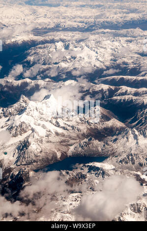 Antenna sull'Himalaya del Tibet orientale, Cina. Un privo di ghiaccio lago è visibile in primo piano. Foto Stock