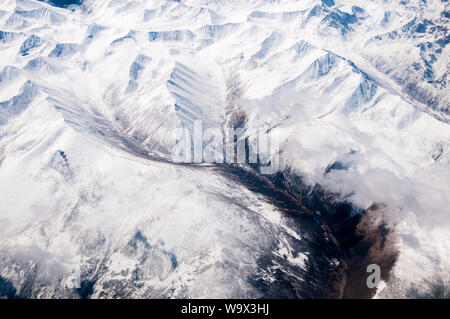 Antenna sull'Himalaya del Tibet orientale, Cina, rivelando un profondo fiume valle sottostante linea di neve. Foto Stock