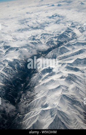 Antenna sull'Himalaya del Tibet orientale, Cina, rivelando un profondo fiume valle sottostante linea di neve. Foto Stock