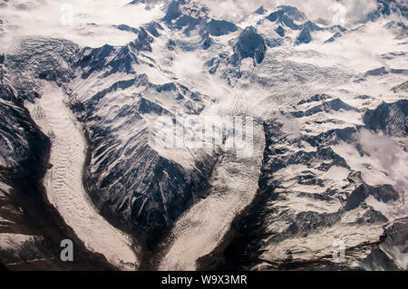 Antenna sull'Himalaya del Tibet orientale, Cina. Due ghiacciai si fondono in uno. Foto Stock