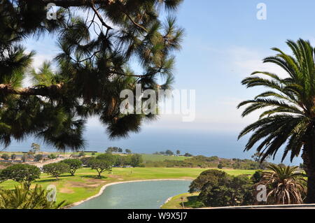 Alumni Park, con l'Oceano Pacifico sullo sfondo, sul campus della Università di Pepperdine, Malibu California Foto Stock