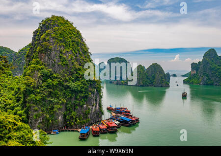 Vista aerea del maestoso paesaggio con carsico geologico formazioni rocciose nella baia di Halong con navi da crociera, Vietnam del Nord, Asia. Foto Stock