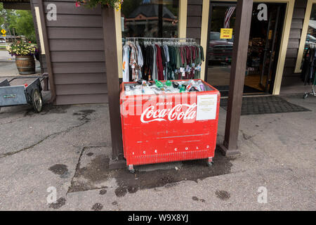 Rosso, vintage Coca Cola fuori dello scambiatore di calore del ghiaccio / frigo bibite di contenimento nella parte anteriore del negozio Foto Stock