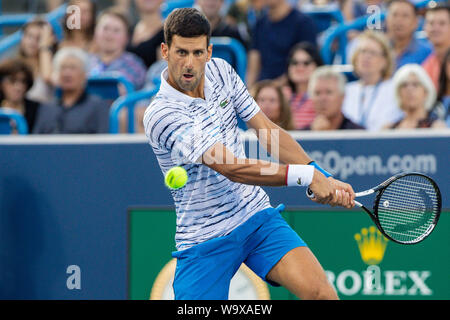 Mason, Ohio, Stati Uniti d'America. Il 15 agosto, 2019. Novak Djokovic (SRB) colpi di rovescio girato durante il giovedì l'appuntamento del Western e Southern aprire al Lindner Family Tennis Center, Mason, Oh. Credito: Scott Stuart/ZUMA filo/Alamy Live News Foto Stock