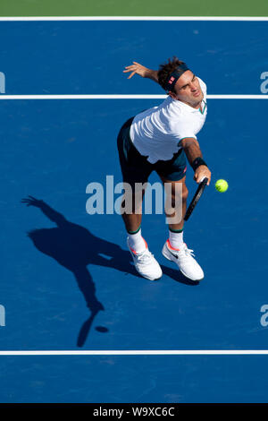 Cincinnati, Ohio, Stati Uniti d'America. Il 15 agosto, 2019. ROGER FEDERER gioca una palla contro avversario A. Rublev durante il Western e Southern Open Tennis Tournament. Federer ha perso 6-3 6-4. Credito: Wally nellâ/ZUMA filo/Alamy Live News Foto Stock