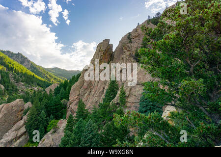 Bellissima scogliera scena con sempreverdi a Boulder Colorado Foto Stock