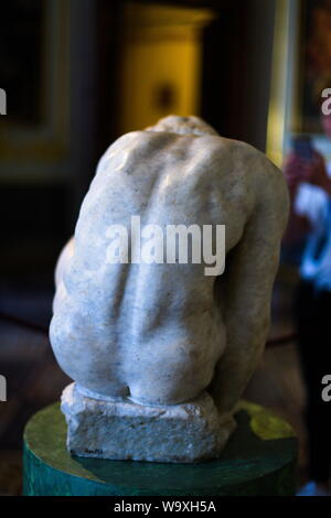 Statua del ragazzo accovacciato nell'Eremo di San Pietroburgo, Russia Foto Stock