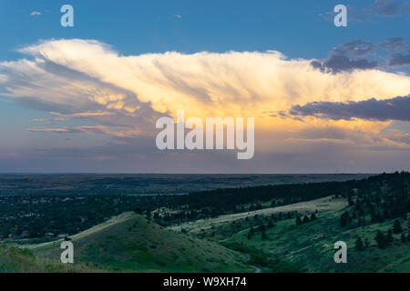 Mammatus cloud moduli di formazione su Boulder, Colorado su una incudine di cloud Foto Stock