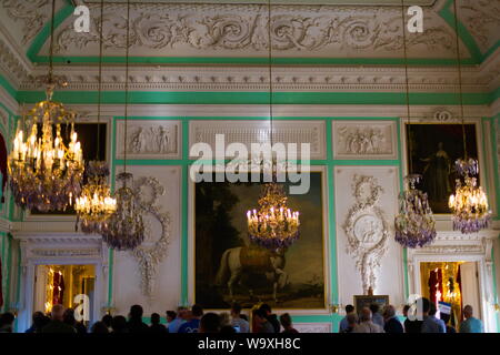 Sontuoso interno del Palazzo di Peterhof, Petrodvorets, San Pietroburgo, Russia Foto Stock