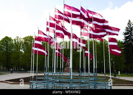 Bandiere che volano con orgoglio in onore della Giornata dell'Indipendenza della Lettonia a riga, Lettonia Foto Stock