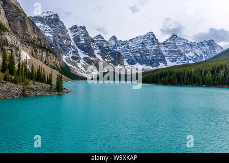 Il Moraine Lake al crepuscolo - un panorama di emerald-colore al Lago Moraine e i suoi dintorni di aspre cime alte su una tranquilla serata primaverile, il Parco Nazionale di Banff. Foto Stock