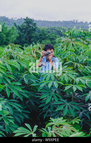 Vecchia macchina fotografica in fattoria di manioca in verde scuro tone Foto Stock