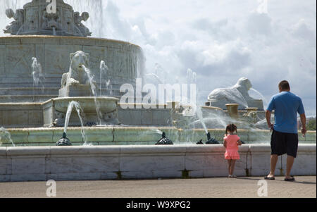 Detroit, Michigan, Stati Uniti d'America. Il 15 agosto, 2019. Aug 15, 2019, Detroit, Michigan, Stati Uniti; decorative di James Scott Memorial Fontana sull isola della reginetta di Detroit, Michigan è stato progettato da Cass Gilbert e Herbert Adams e completato nel 1925. Credito: Ralph Lauer/ZUMA filo/Alamy Live News Foto Stock