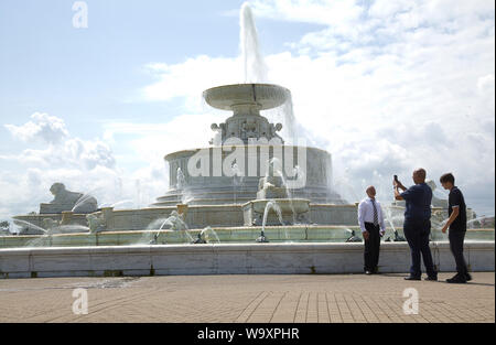 Detroit, Michigan, Stati Uniti d'America. Il 15 agosto, 2019. Aug 15, 2019, Detroit, Michigan, Stati Uniti; decorative di James Scott Memorial Fontana sull isola della reginetta di Detroit, Michigan è stato progettato da Cass Gilbert e Herbert Adams e completato nel 1925. Credito: Ralph Lauer/ZUMA filo/Alamy Live News Foto Stock