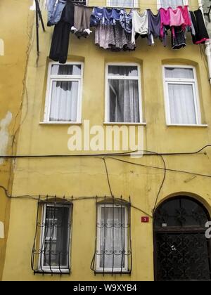 La vita quotidiana di Istanbul. Panni di essiccazione tra due edifici di Balat. Si tratta di un metodo tradizionale in strade strette di Istanbul area storica. Foto Stock