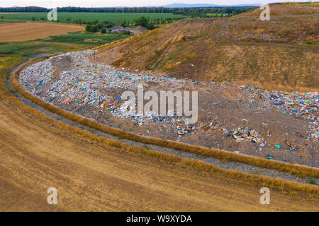 La montagna di rifiuti. Discarica comunale per i rifiuti domestici. Foto Stock