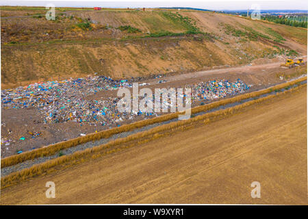 La montagna di rifiuti. Discarica comunale per i rifiuti domestici. Foto Stock