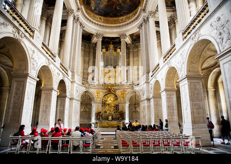 La Francia. Ile de France. La Chapelle Royale dello Chateau de Versailles è decorata con dipinti murali barocca, doratura e marmo bianco Foto Stock