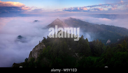 Panorama di montagne e vallate ricoperte con nebbia di mattina nella splendida , spettacolare alba dal top-Pieniny mountains, tre corone, Polonia Foto Stock